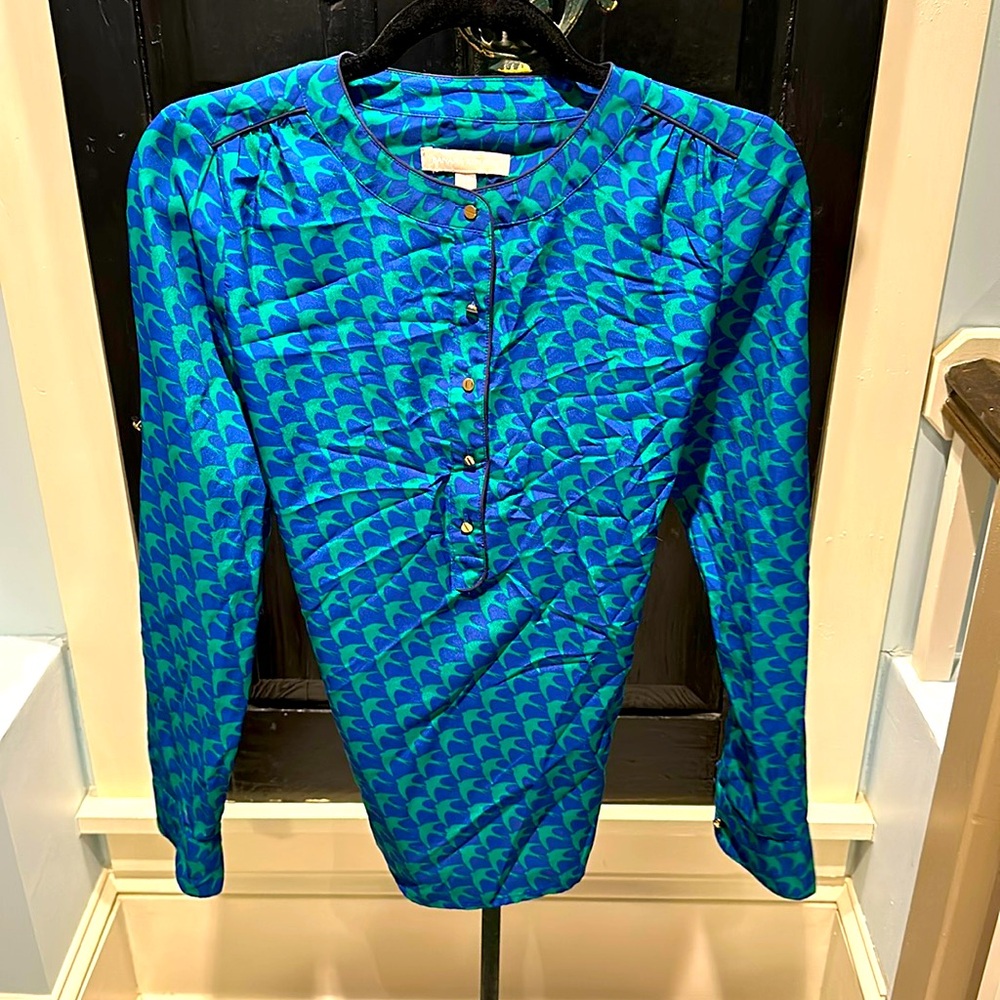 Great silky long sleeve with roll up option